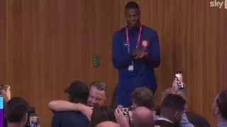 "Это очень мило". Луи ван Гал обнял журналиста после матча ЧМ-2022