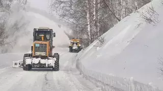 Лавина объемом 2300 кубометров сошла на трассу в ВКО