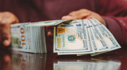 Курс доллара продолжает расти на торгах