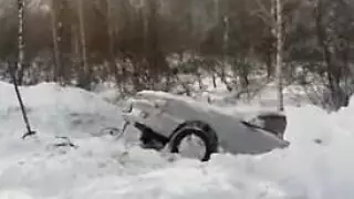Машина с пятью людьми попала под лавину в ВКО