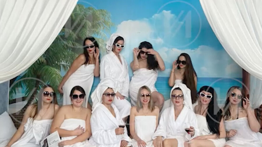 Мусорными пакетами и бахилами наградили участниц конкурса красоты в России