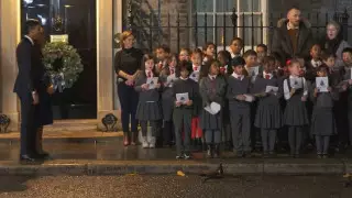 Дети-казахстанцы зажгли елку с премьер-министром Великобритании в Лондоне