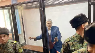 "Уроды! Подонки!" Алмазбек Атамбаев сорвал заседание суда