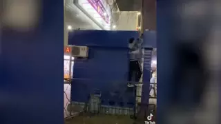 Блогера, запустившего фейерверк с крыши поста полиции, задержали в Алматы