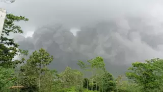 Около 2 тысяч человек эвакуировали в Индонезии после извержения вулкана