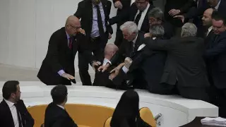 Турецкие депутаты устроили драку во время обсуждения бюджета