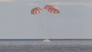 Корабль Orion вернулся на Землю после полета к Луне