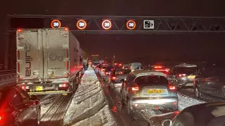 Повышенный уровень опасности из-за снегопадов ввели в Британии