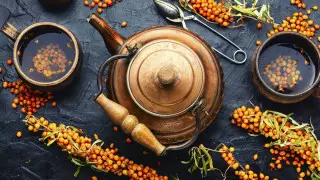 Как сохранить целебные свойства облепихи в чае, объяснила диетолог