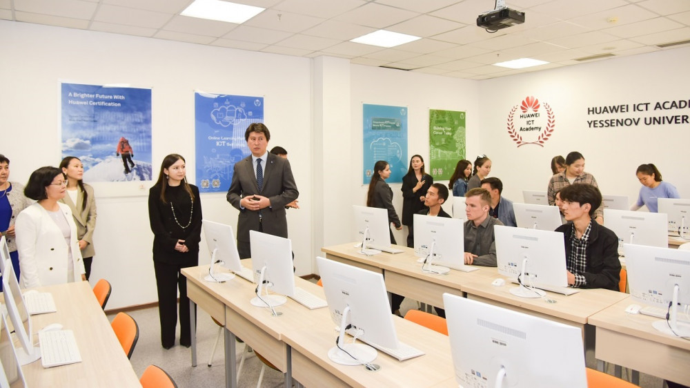 25 академий: как Huawei готовит казахстанские ИКТ-кадры