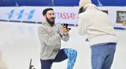 Романтика на льду: казахстанский спортсмен сделал предложение любимой на Кубке мира