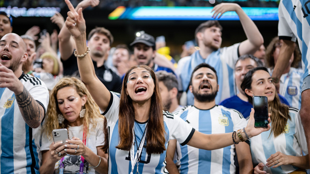 Скандал в Катаре: фанатка из Аргентины оголилась на стадионе после финала ЧМ-2022