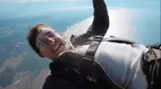 Легендарный актер Том Круз поблагодарил фанатов за поддержку и выпрыгнул из самолета