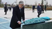 Токаев возложил цветы к монументу Независимости в Ташкенте