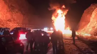 Эвакуатор с легковым авто сгорели на трассе в Жетысу