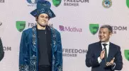 Магнус Карлсен отреагировал на надетый на него казахский чапан