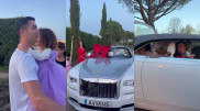 Берем пример: возлюбленная Роналду подарила ему Rolls Royce