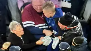 "Бабушка дергала и чуть не порвала". В сети обсуждают яростную борьбу за неожиданный сувенир