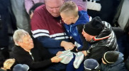 "Бабушка дергала и чуть не порвала". В сети обсуждают яростную борьбу за неожиданный сувенир