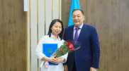 Аким Актюбинской области наградил журналистов