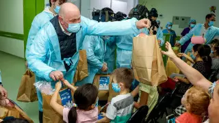 Детей из ЦМиР поздравили неравнодушные горожане вместе с "Казцинком"