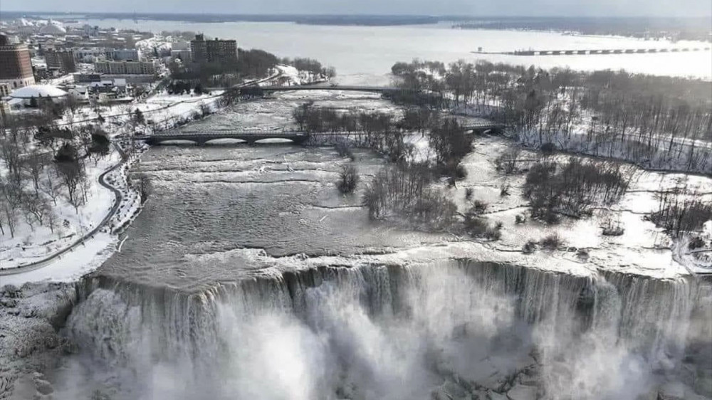 Невероятно красиво: Ниагарский водопад замерз после снежной бури: 2022-12-29 19:19:00 - прочитайте