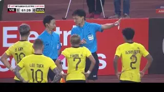 Футболист пнул соперника за пределами поля и получил неожиданный пенальти