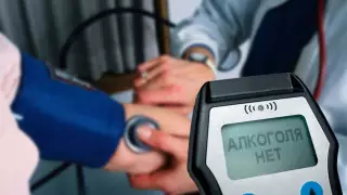 Ни минутой раньше: когда после новогоднего застолья можно садиться за руль