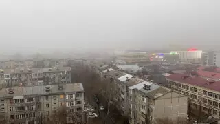 Город-сказка или "Сайлент Хилл"? Атмосферные снимки туманного Алматы публикуют фотографы