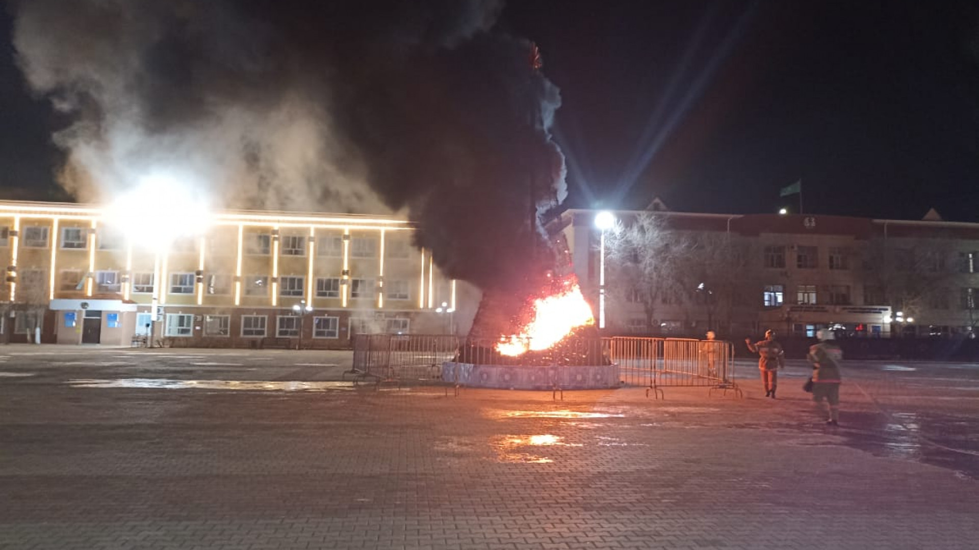 В пригороде Кызылорды сгорела новогодняя елка: 01 января 2023 14:10 -  новости на Tengrinews.kz