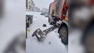 Женщину убило мусорным контейнером в Актобе