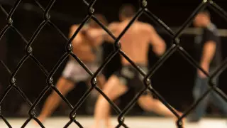 Экс-бойца UFC арестовали по подозрению в убийстве девушки после измены