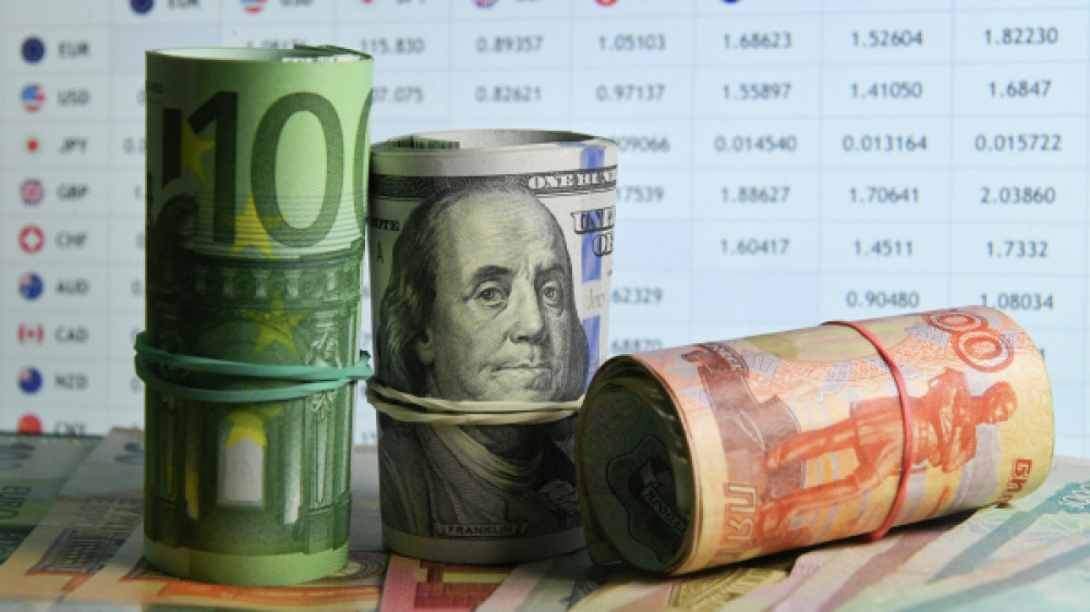 Названы официальные курсы доллара, рубля и евро на 5 января