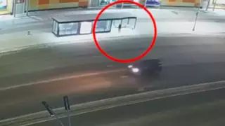 Вандалы разбивают теплые остановки в Караганде