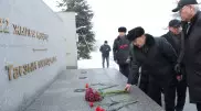 Алматинцы возложили цветы к мемориалу "Тағзым"