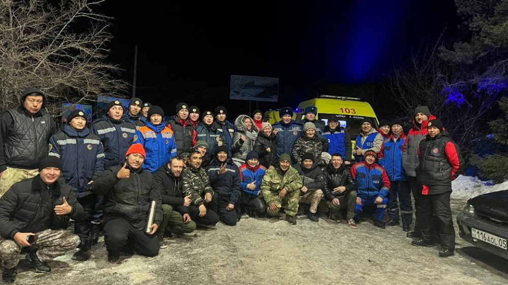 Оставшиеся в снежном заносе на Бартогайском водохранилище 12 водителей эвакуированы