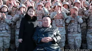 Ким Чен Ын готовит дочь в преемницы - СМИ