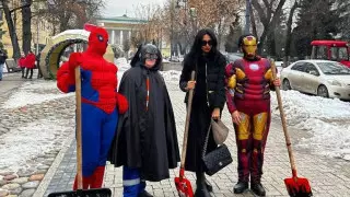 Человек-паук, Супермен и Халк вышли убирать улицы Алматы