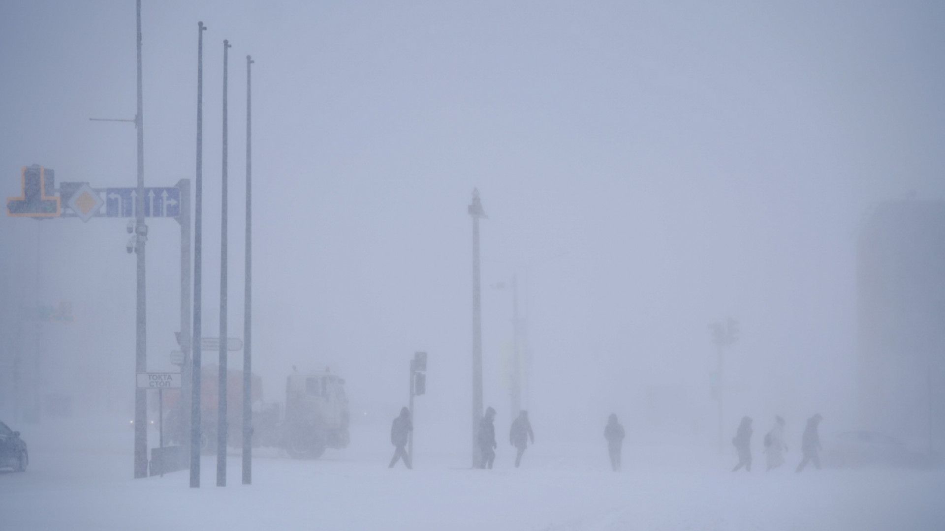 метель в казахстане. снежные заносы в казахстане. в казахстане из застрявшего в мороз. метель в казахстане. метель в казахстане.