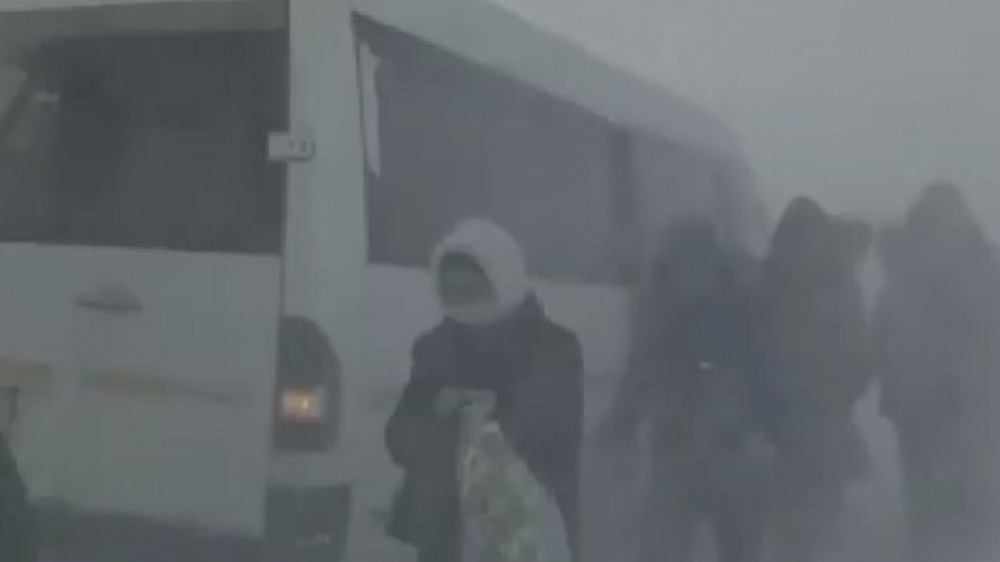 23 человека эвакуировали из застрявшего автобуса на трассе в области Улытау