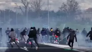 Кидались бутылками и камнями. Фанаты в Италии устроили массовую разборку на дороге