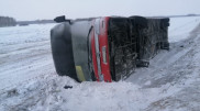 Ехавший из Казахстана автобус перевернулся в России