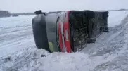 Ехавший из Казахстана автобус перевернулся в России