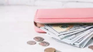 Курс доллара начал неделю со снижения