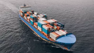 Севшее на мель в Суэцком канале судно удалось сдвинуть с места