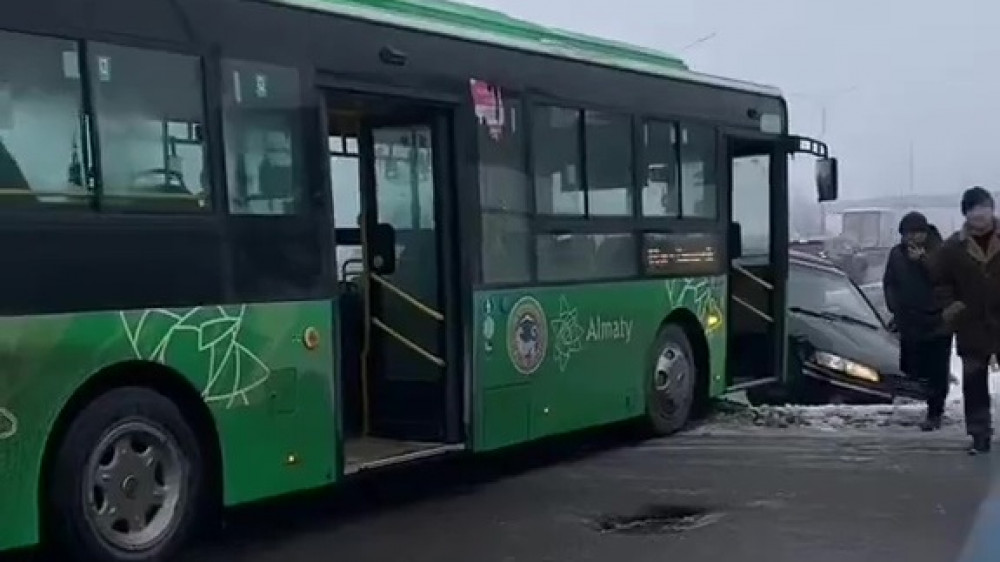 Снегопад в Алматы: сколько ДТП произошло на дорогах города