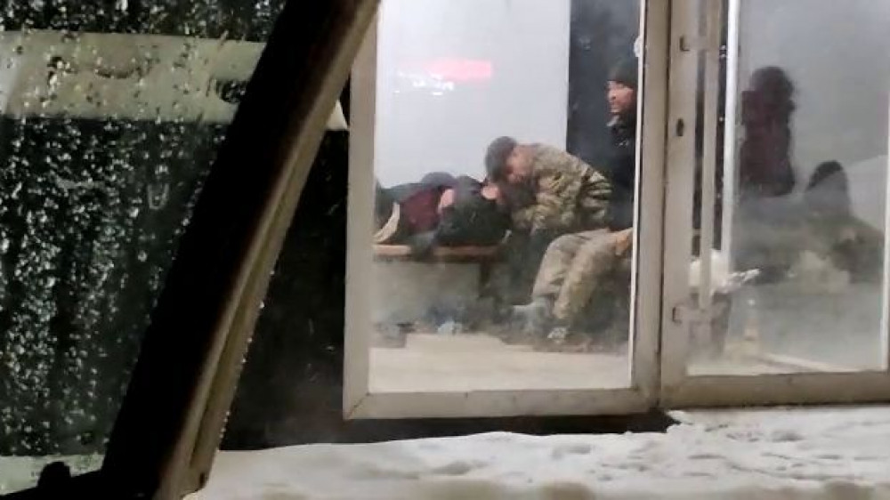 Бездомные люди превратили теплые остановки в Шымкенте в ночлежки