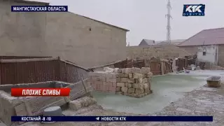 Подземные воды разрушают дома в поселке в Мангистауской области