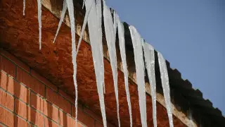 Алматинцев предупредили об опасности сосулек