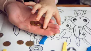 Почему продуктовую корзину для получателей АСП заменили на деньги, ответили в Минтруда